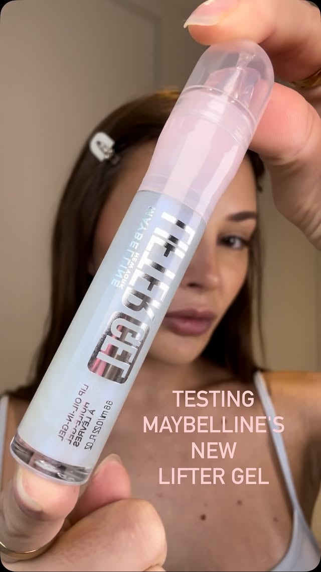 J’essaie le nouveau Lifter Gel de Maybelline et… ok wow 🫦 glassy, bouncy lips sans effet collant, la formule oil-in-gel est tellement confortable, ça hydrate toute la journée!teintes : mintini / blue boba / vanilla horchata / strawberry shake #maybellinepartner #ad by @milaydie