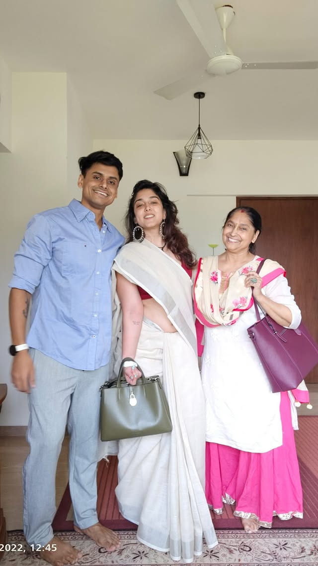 Just another day 🧘🏽 P.S : Some people are failing to understand that this is an act.It’s a reel ✅ and not real ❌ These are planned, rehearsed and shot.[ this is how a regular Thursday looks like in our house]#love #instagood #reels by @khan.ira