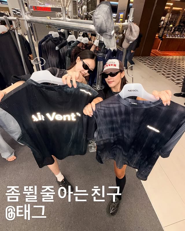 일주일에 4번 입는 네스클 팝업 다녀왔습니다 ☀︎ ᨒ ོ🏃🏻‍♀️☼러닝 관심 있는 분들은 꼭 가보세요! (지갑 조심)네스클 더현대 서울 팝업 오픈📍장소 : 더현대 서울 지하 2층🗓️일정 : 5/21(목) ~ 5/27(수)🔥최대 40% 할인🔥신상품 더현대 선발매 및 익스클루시브 제품🔥구매 금액별 사은품 증정 (양말, 반다나, 러닝벨트 등) by @heyrime_