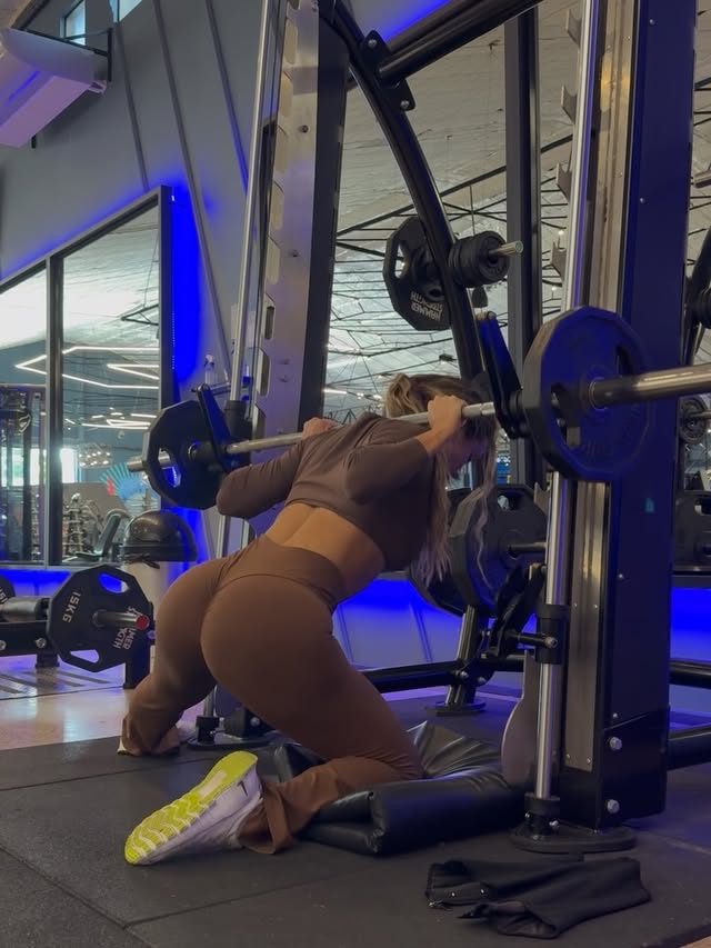 Si haces el último ejercicio sin vergüenza, oficialmente te invito al club del 1% de personas a las que no les importa parecer que están teniendo un exorcismo en el gym 🤣😜 Con mucho cariño, te comparto mi rutina de glúteos 🫶🏻 Hacelo y después me contas como te fue! 🔥🔥 ¿Preguntas? #gluteworkout #entrenamientodegluteos #gymworkout #bumbumnanuca by @yuvinkaanez96