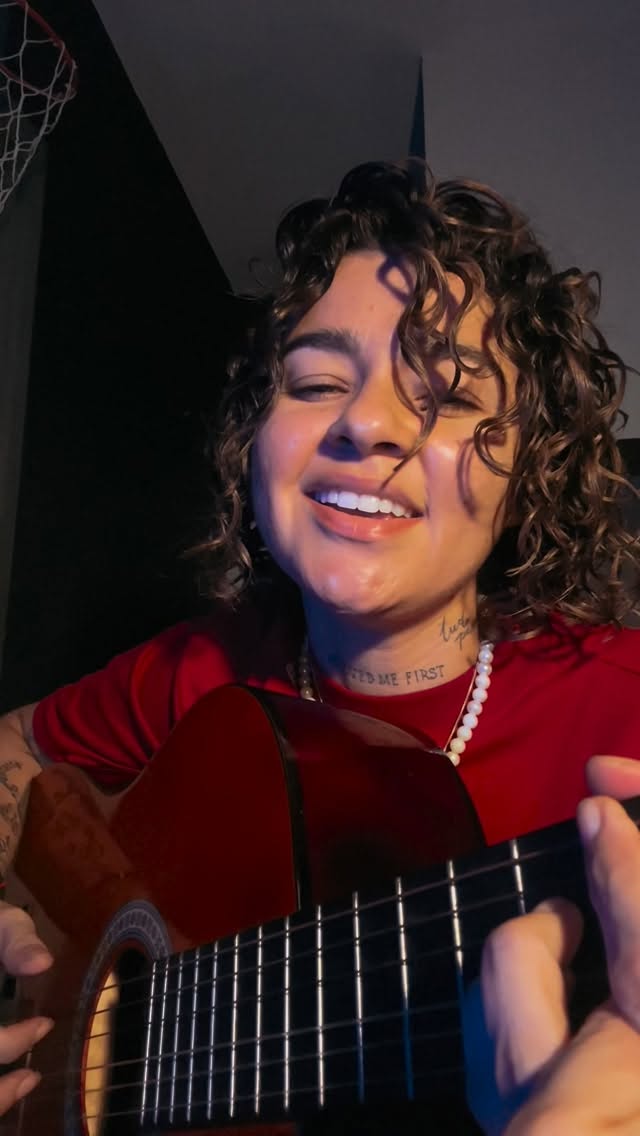 Essa no acústico fica absurdo, tá? 😮‍💨❤️‍🔥......#cover #vozeviolão #reels #explore #viral by @karenzinhacantora