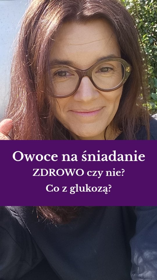 Cukier z owoców jest obwiniany o skoki glukozy po posiłku i wiele osób z tego powodu boi się owoców (podobnie jest z płatkami owsianymi).🍀Wzrost glukozy po posiłku jest zjawiskiem normalnym. U zdrowej osoby glukoza po jedzeniu naturalnie rośnie, a potem wraca do normy.Ale nawet nagły i wysoki skok glukozy po posiłku nie jest automatycznie czymś groźnym, jeśli organizm szybko i sprawnie go wyrównuje (insuliną).Problem zaczyna się wtedy, gdy wysokie skoki są bardzo częste, utrzymują się długo albo organizm musi wydzielać coraz więcej insuliny, żeby je opanować.To przewlekłość takiego stanu ma większe znaczenie zdrowotne niż pojedynczy skok.🍀Nie trzeba dążyć do płaskiej glikemii (to nierealne i niezasadne). Obsesyjne unikanie każdego skoku cukru i np. monitorowanie poziomu glukozy po każdym posiłku nie ma sensu u zdrowych osób.Znacznie większe znaczenie mają:masa ciała,aktywność fizyczna,ilość tkanki tłuszczowej trzewnej,jakość całej diety,ilość spożywanych kaloriiŚniadanie z owocami jest przede wszystkim dla osób, które lubią takie posiłki (jak ja). Nie demonizujmy owsianki z owocami (dobrze skomponowanej).Nie dajmy się też wciągnąć w udział w konkursie na „najzdrowsze śniadanie” po 40ce, w menopauzie, dla kobiety po 40-ce, na odchudzanie itd.Ze skokami cukru czy bez możesz po prostu niezbyt dobrze czuć się po jakiejś kompozycji składników i to jest wystarczający powód, aby nie zmuszać się do jedzenia, nawet jeśli twój ulubiony infuenser twierdzi, że od tego będziesz 10 lat młodsza i 5 cm smuklejsza w talii.Ja niezbyt dobrze się czuję po jajecznicy na śniadanie, szczególnie z cebulą (chociaż mam dobre relacje ze smażoną cebulą w innych posiłkach), dlatego jadam ją rzadko. Ale z tego powodu nie robię wroga z jajecznicy dla innych osób.🍀🍀🍀W moich jadłospisach dla kobiety po 40ce znajdziecie bardzo dużo owoców, i bardzo różne śniadania. www.dietapo40.pl/sklep🤔Jak wygląda Wasze śniadanie? Zawsze to samo czy jakaś metamorfoza po 40 ce? by @dietapo40.menopauza
