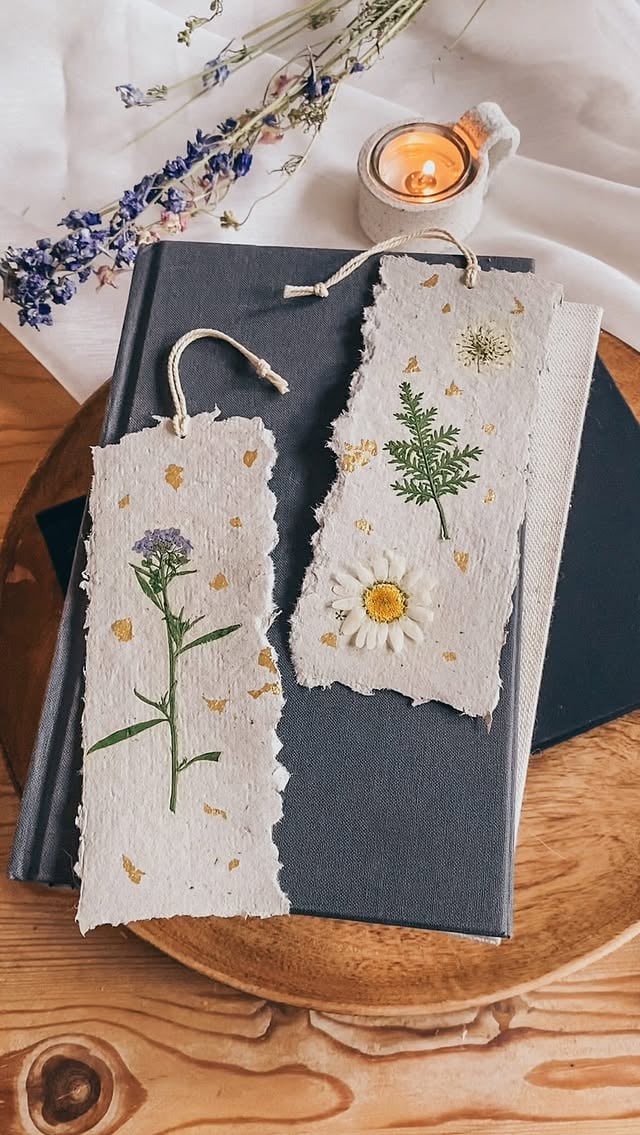 Habt ihr schonmal selber Papier geschöpft?Es macht so viel Spaß und ihr könnt eurem Altpapier ein neues Leben schenken.Ich habe verschiedene Dinge ausprobiert, hier im Video habe ich das Papier mit gepressten Blumen und Blattgold verziert. Ich habe aber auch ausprobiert, wie es aussieht, wenn man das Altpapier färbt und dann marmoriertes Papier schöpft - wollt ihr dazu auch ein Video? ☺️Zu Beginn braucht das Schöpfen ein bisschen Übung. Je dünner die Schicht ist, desto mehr wird es sich mach dem Trocknen wie Papier anfühlen.Das könnt ihr aus eurem geschöpften Papier machen:🌞 Lesezeichen🌞 Geschenkanhänger🌞 Liebe Botschaften für die Liebsten🌞 Mit Blumensamen als Samenband/-papier🌞 Geschenk-Banderole🌞 uvm.Kann man übrigens auch schön mit Kindern basteln 🥳[Papier schöpfen] by @yeah_handmade