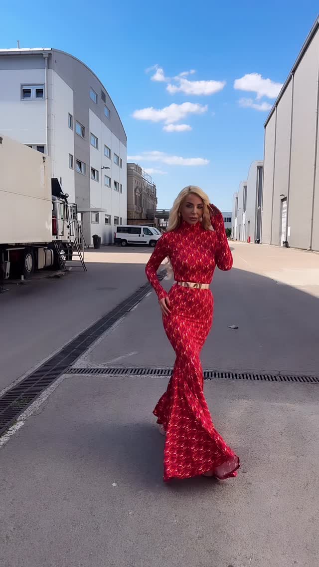 Polufinale je završeno! Hvala vam za ljubav večeras. Jedva čekam veliko finale! ❤️✨@pinkovezvezde_official 🎶Dress: @sonjafashion.rs Makeup: @olja_beocanin Hair: @boris_obreski by @bojanalazic00