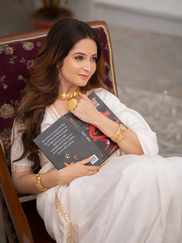 সাদা শাড়ির আভিজাত্য আর এক বুক গল্প,এই যুগের বনলতারা একটু এমনই হয়— রহস্যময়ী আর অল্প স্বল্প। 🪞📖রূপদানে @debalinasartistry কেশ সজ্জা @suman.khanra.3551চিএ গ্রাহক @chatterjeesouradeep অলংকার @alankar_jwl পোশাক @sakhiya_fashion উপস্থাপনা ও ভাবনায় @olenfashion_officials_ ...#saree #fashion #kolkata #shreemabhattacherjee #picgram by @shreemabhattacherjee