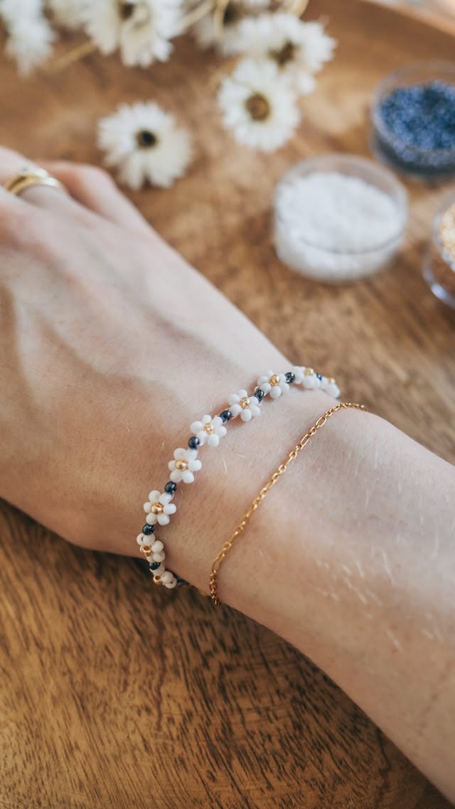 Im Story-Highlight ,Armband‘ zeige ich dir, wie du den Verschluss befestigst und auch nochmal die einzelnen Schritte mit Bildern 🌸Anleitung:1. Abstandsperle zwischen den Blumen: Beide Fadenenden entgegengesetzt durch die Perle führen (bei mir Blau).2. Blume: Beide Fadenenden wieder entgegengesetzt durch die Perle fädeln (Bei mit Weiß).3. Blume: Jeweils auf beide Fadenenden zwei Perlen auffädeln (Weiß).4. Blume: Eine Perle als Blütenkorb auf beide Fadenenden auffädeln (bei mir Gold).5. Blume: Das eine Fadenende durch die beiden Perlen aus Schritt 3 fädeln - erst durch die Perle, die weiter entfernt ist von der Blütenkorb-Perle, dann durch die andere.6. Blume: Wiederhole Schritt 5 für die andere Seite.7. Blume: Beide Fadenenden wieder entgegengesetzt durch die Perle fädeln (Weiß).Welche Farben würdest du für dein Armband benutzen? 🥰 by @yeah_handmade
