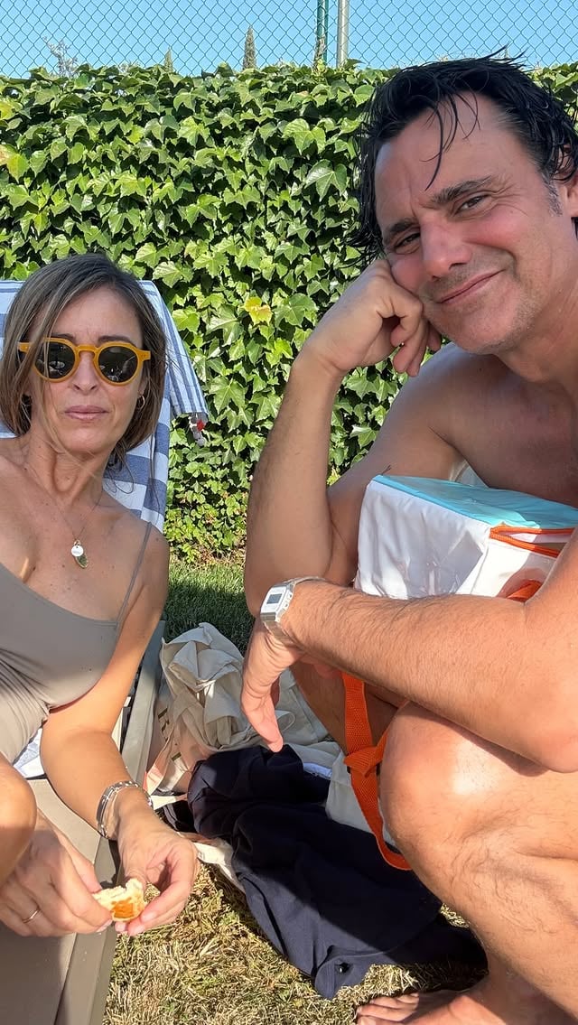 De verdad que no es broma. Hoy era nuestro 15 aniversario y nos hemos acordado porque nos han empezado a felicitar nuestros familiares. Esto puede ser una mala señal o una buena o la demencia que acecha. 😂FELICIDADES @ionaramendiurrestarazu. Te amo❤️ sobre todo por haberme regalado hacer este vídeo conmigo..🙏 by @sramariaamores