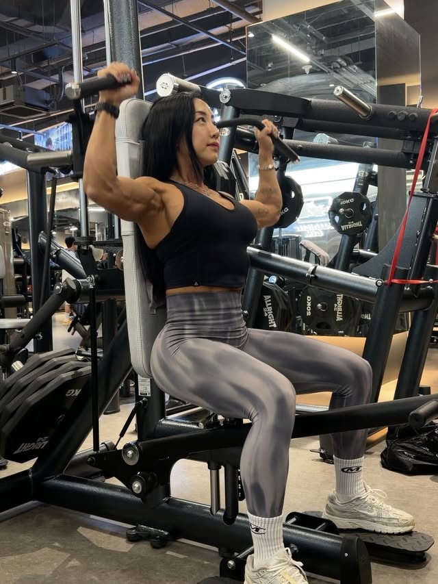#upperbodyworkout 웨이트를 할 때 가장 중요한건 순간의 집중✨🔥Concentration, consistency, passion by @hannah_ifbbpro