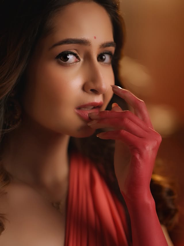 लज्जा से मारे रे ये जिया🌹.....Behind the Magic✨Aesthetic & Style: @madhabpurkait.1 🌸Vision & Lens: @shivam_ank 🌸World Building: @somnath_visuals 🌸The Mastermind- @abhraneel_artist 🙌🏻 #love #foryou #explorepage #shreemabhattacherjee by @shreemabhattacherjee