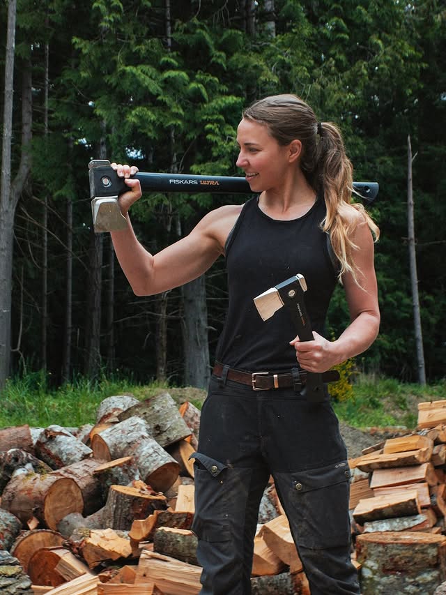@fiskarsamericas has a reputation for creating some of the best axes available, and I fully agree. They’ve now stepped it up with their new Ultra axe. A shift in the weight distribution towards the head for a punchy chop, a slightly different head design to dig into the wood, and new plating on the metal for lasting durability. FISKARS really cares about creating a good product that’s build to work and build to last. #fiskarspartner #sponsored by @nicole_coenen