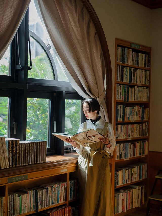 わたしは"自分で"選ぶことが好きだ。人生は選択の連続だなと歳を重ねるたびに実感する。些細なことから人生の重要な選択まで、わたしの目の前にはいつだって岐路があって、その選択は死ぬまで続くのだ。そんな選択の多い人生を他責や言い訳で塗りつぶしていくのはつまらないと思う。〜〜〜〜〜〜〜〜〜〜〜〜〜〜〜〜〜〜〜〜〜〜〜〜〜〜リンネルでのエッセイの連載も38回目です。今回は「自分で選べる喜びを」素晴らしい本に出会ったこと、自身で選ぶことが好きになった図書館のこと、選択からの失敗や学びのこと。そんな話を書いています。自分で選んでる自負があっても、心の中には時々大小の"たられば"は浮かんでくる。それでも前に向かって進むのだ。旅するように人生を岐路を選んで進んでいくのが、生きていくということなんだろうなと思う。ロケは江東区立深川図書館でさせていただきました。趣があり、美しいのに、なんだか落ち着く館内は本のラインナップも好みで、またゆっくり訪ねてみたいです。自分で選ぶ楽しみ、図書館はまさに！だなぁーと久々に行ってみて童心にかえりました。エッセイもこんなに続くと思わなかったけど、毎月SNSには出せない心のすこし深くて拓かれてない部分を自分自身で探索しながら書き綴っています。よかったら読んでみてください。📸 @tatsuroyasui いつか書籍化されることがあれば、もっともっと書きたいことがたくさんあります。夢は口にしないと！だからどんどん行動しないとな。人生有限！セルフスタイリングだったのでshirt @curensology dress @akiranaka.official scarf @uncrave_officialちょっとノスタルジックな雰囲気に合うような上品スタイルにしました。 by @miyare38