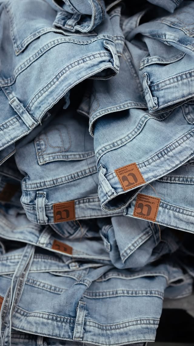 Salé Collection X Le Temps des Cerises Dans le cadre de la Slow Fashion Week à Marseille, Le Temps des Cerises s’associe à Salé Collection pour une collaboration autour du denim. Le principe est simple : lors de la rencontre entre Lucie et Lylian dans les locaux du Temps des Cerises, une sélection de jeans existants a été réalisée. Des pièces déjà produites, choisies pour leur matière, leur coupe et leur potentiel. Ces jeans sont ensuite confiés à Lucie, la créatrice de Salé Collection, qui les retravaille et les transforme pour créer de nouvelles silhouettes uniques, présentées lors du défilé du 12 juin. Une collaboration qui met en avant une idée forte : donner une nouvelle vie au denim à travers la création et l’upcycling. 📍 Parc Puget – Marseille🗓️ 12 juin – 16h à 19h🎟️ Entrée gratuite sur réservation (lien en bio) #letempsdescerisesjeans by @letempsdescerisesjeans