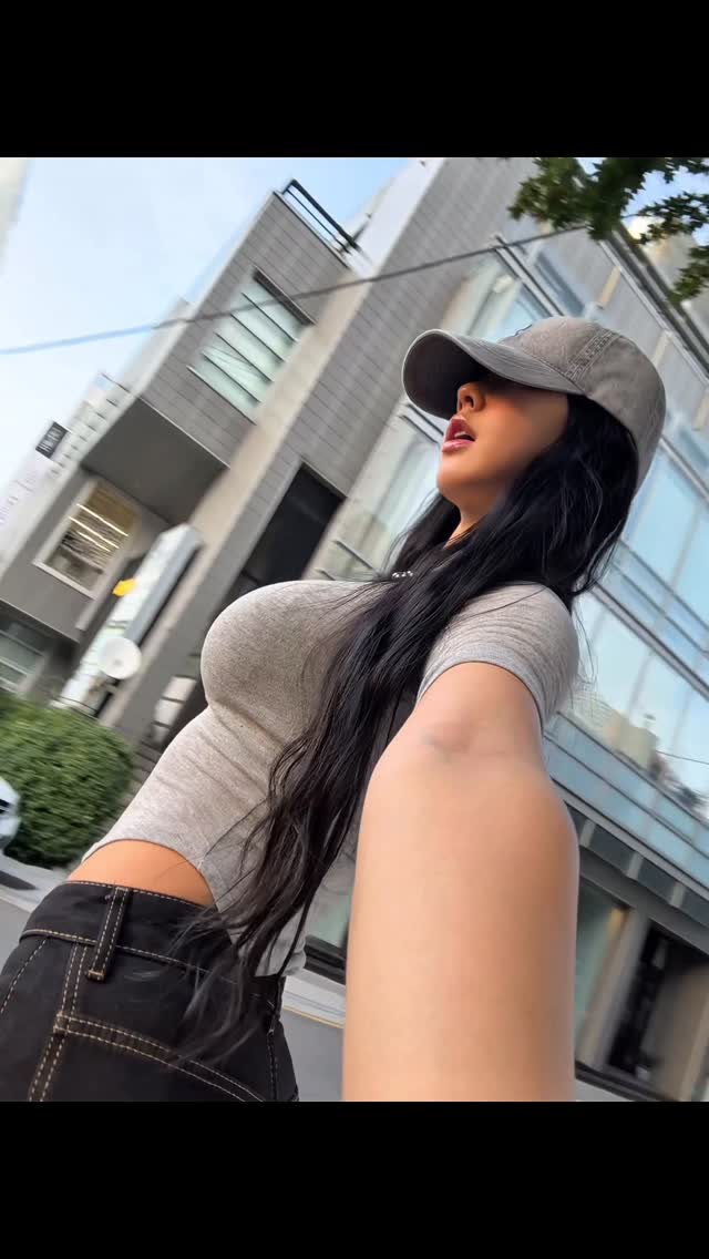너랑 손잡고 걸으니까,,,떨려서겨드랑이에 땀,,,,,, 💦났잖아 😓🥵❤️회색옷 입을때 머리카락을 못 묶는 이유^___^#겨땀 #어쩔겨 #눈감아 ㅋㅋㅋㅋ #여름 #koreangirl by @ka_young2000