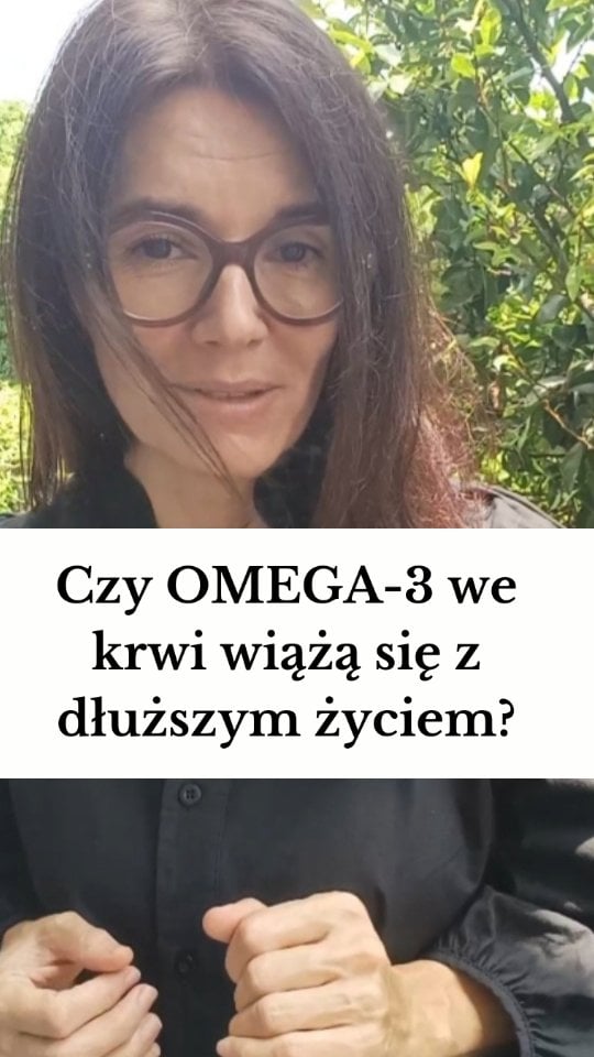 W badaniach, które biorą pod uwagę czynniki mające wpływ na długość życia zazwyczaj bierze się pod uwagę: wiek, płeć, cholesterol, ciśnienie krwi, palenie tytoniu i cukrzycę. To one decydują o rozwoju chorób przewlekłych a w efekcie skróceniu życia.➡️ Celem tego badania było porównanie indeksu omega-3 oraz kombinacji kwasów w przewidywaniu śmiertelności.🍀Wysoki EPA+DHA w erytrocytach = niższe ryzyko śmiertelności. Optymalne wartości indeksu omega-3 to >8% (w populacji zachodniej to zazwyczaj 4–6%).🍀Jak osiągnąć indeks omega-3 pow. 8%? Regularnie jeść tłuste ryby morskie i suplementować omega-3. Indeks omega-3 przewidywał ryzyko tak samo dobrze jak klasyczne badania lekarskie (min. cholesterol, ciśnienie krwi glukoza).Najmocniejszą stroną tego badania jest obiektywny biomarker - pomiar omega-3 w erytrocytach (zamiast oceny diety w kwestionariuszu).Najsłabsza strona badania: to jest badanie obserwacyjne. Nie można z całą pewnością stwierdzić, że wyższy indeks omega-3 POWODUJE dłuższe życie. Możliwe, że ludzie, którzy jedzą dużo ryb oraz regularnie suplementują omega-3 po prostu prowadzą zdrowszy styl życia.🍀Dla mnie to badanie pokazuje, że warto mieć wysoki indeks omega-3. Oczywiście idealnie byłoby zobaczyć wyniki takiego badania powtórzone w randomizowanych badaniach kontrolnych, ale to raczej w najbliższym czasie pozostaje w strefie marzeń.Suplementuję omega-3 w ilości niewiele ponad 2 g dziennie, z przewagą DHA. Zestawiając na własne potrzeby przeglądy badań na temat wpływu omega-3 na serce, układ krążenia, mózg, osteoporozę wyszło mi, że to optymalna dawka.Wszelkie słupki efektu terapeutycznego w różnych badaniach zaczynają znosić się w górę przy dawce minimum 1-1,5 grama omega-3 dziennie.🍀Jakiś czas temu przygotowałam raport suplementów omega-3. W raporcie w rubryce „cena” przeliczałam koszt produktu na 1 g omega-3.🍀Dawka ma znaczenie, bo decyduje o tym, czy przez najbliższe lata suplementacji realnie wesprzesz zdrowie, czy przegapisz tę szansę.Jeśli chcesz dostać podsumowanie wraz z omówieniem wpisz w komentarzu RAPORT. by @dietapo40.menopauza