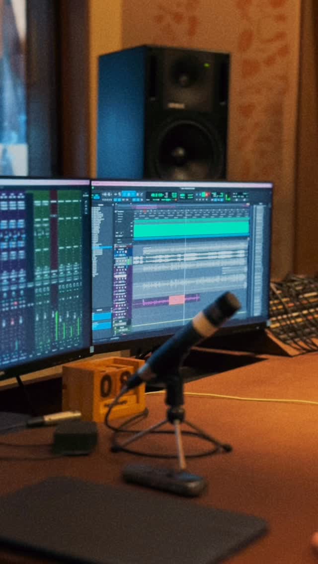 Por aqui é frevo o ano todo! Então, bora escutar um pouquinho sobre o processo de construção do FREVO MACUCA? 📀🐂🎺Idealizado por Rudá Rocha e nascido de um trabalho colaborativo com Henrique Albino, o álbum propõe um frevo-canção contemporâneo, sustentado pela linguagem das orquestras de rua, com sopros e percussões, sem instrumentos harmônicos.🏆 E tu sabia que o FREVO MACUCA está indicado ao Prêmio da Música Brasileira 2026, que vai acontecer daqui a duas semanas? Chique demais, né? 🎧São 12 faixas inéditas que promovem encontros marcantes da música brasileira.Depois de ver o vídeo, corre na tua plataforma favorita e dá o play! 🎵Participam como intérpretes Lenine, Juliana Linhares, Jorge Du Peixe, Almério, Siba, Flaira Ferro, Buhr, Isaar, Juba Valença, Zé Manoel, Surama Ramos, Mãe Beth de Oxum, Tiné, Urêa, Jéssica Caitano, Isadora Melo e Silvério Pessoa.Como compositores, temos Henrique Albino, Rudá Rocha, PC Silva, Flaira Ferro, Mavi Pugliese, Tiné, Chinaina, Zé Manoel, Mãe Beth de Oxum, Isadora Melo, José Demóstenes, Jéssica Caitano e Emerson Araújo.📃 Ficha técnica “Frevo Macuca”:Idealização e Direção Artística: Rudá RochaDireção Musical e Produção Musical: Henrique AlbinoDireção de Comunicação: Naiara CândidoIdentidade Visual: Mateus AlvesDesigner: Rafael GondimProdução Executiva: Janaísa CardosoAssistência de Produção: Raian Oliveira e Daiane AraújoGravações:• Estúdio Música Tronxa – Metais• Estúdio Carranca – Percussões e VozesTécnicos de Gravação:• Estúdio Música Tronxa: Henrique Albino• Estúdio Carranca: Marco MeloMixagem: Henrique AlbinoMasterização: Júnior EvangelistaSelo:• Babel• Direção e produção: Ana Almeida e Luiz Manuel🎥 @rayevllyn by @boidamacuca