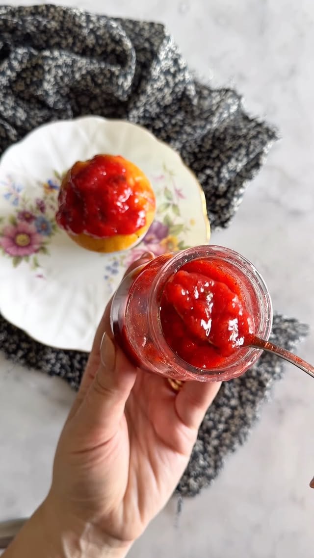 Avete fragole TROPPO MATURE da consumare? Preparate la 🍓✨COMPOSTA di FRAGOLE✨🍓 più VELOCE della classica confettura e con POCO ZUCCHERO ! Perfetta come topping per Cheesecake, Torte, Gelati, farcire Crostate, Croissant, Pancake e persino sui Formaggi 🤩👇🏿La RICETTA la trovate nel mio sito tavolartegusto.it 💻 👉🏿 cliccando link 🔗 blu 💙profilo @tavolartegusto 👉🏿In stories x 24 h 👉🏿 CERCA su GOOGLE🔍 COMPOSTA di FRAGOLE di TAVOLARTEGUSTO♥️PROVALA e TAGGAMI👉🏿 #tavolartegusto 👈🏿 entri nelle mie STORIES 📲 by @tavolartegusto