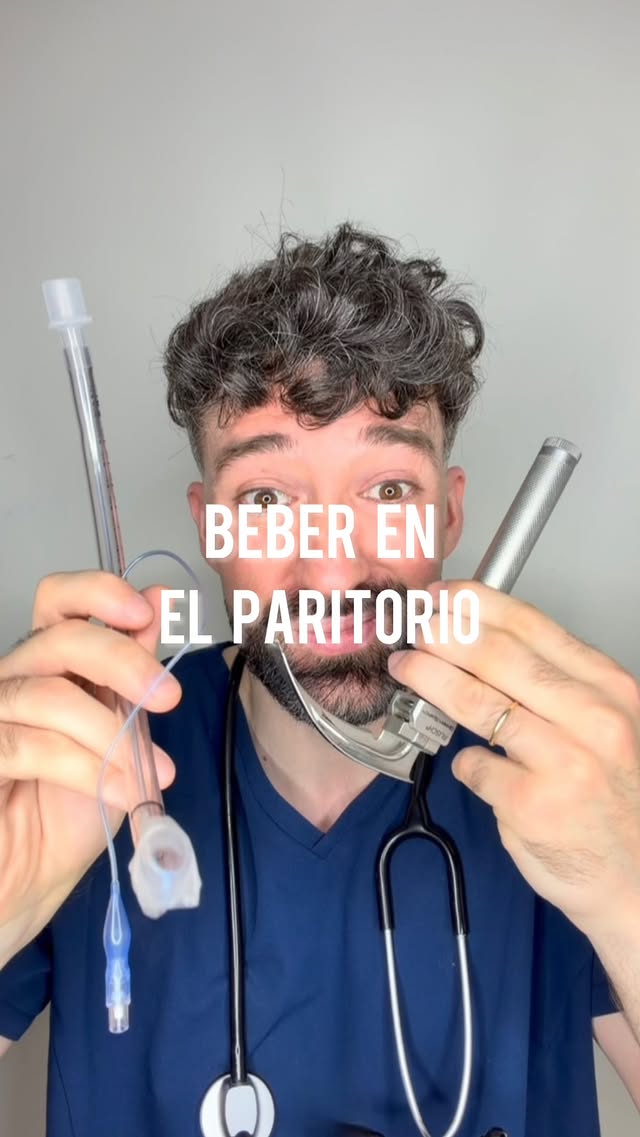 REENVÍA A TU AMIGA EMBARAZADA. PUEDES AYUDARLA MÁS DE LO QUE CREES.——————Y a vosotras:¿Os dejaron beber en el parto?.....#parto #bebe #embarazo #beber #mujer by @davidcallejo10