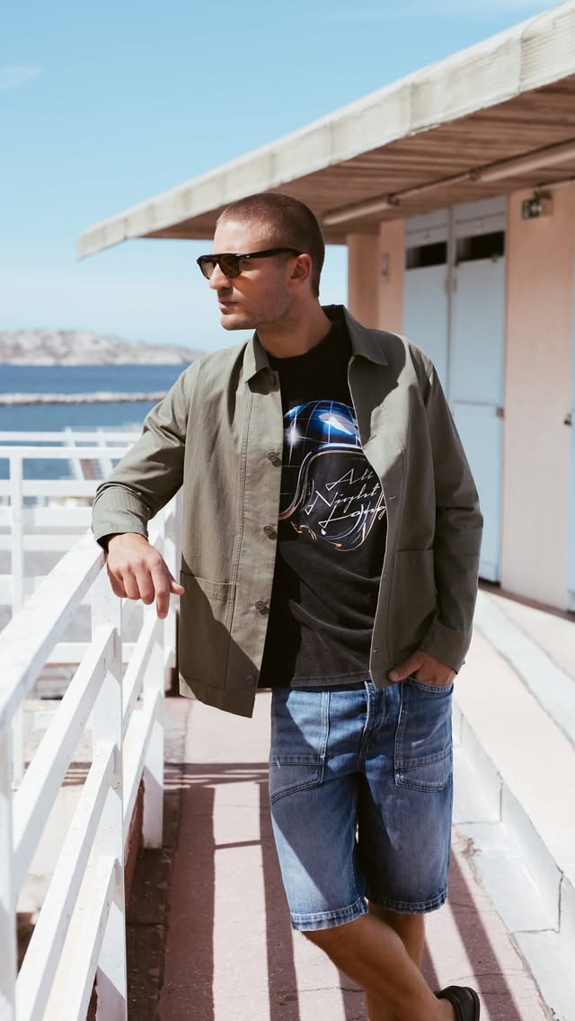 Le vestiaire homme passe en mode estival.Chemises légères, polos, tee-shirts, bermudas… des pièces casual et chic pensées pour accompagner la saison avec style et simplicité.Toute la collection homme est à retrouver sur notre e-shop et dans nos boutiques.The men’s wardrobe is switching to summer mode.Lightweight shirts, polo shirts, T-shirts, Bermuda shorts… casual yet chic pieces designed to embrace the season with style and simplicity.The entire men’s collection is available on our online store and in our boutiques. by @letempsdescerisesjeans