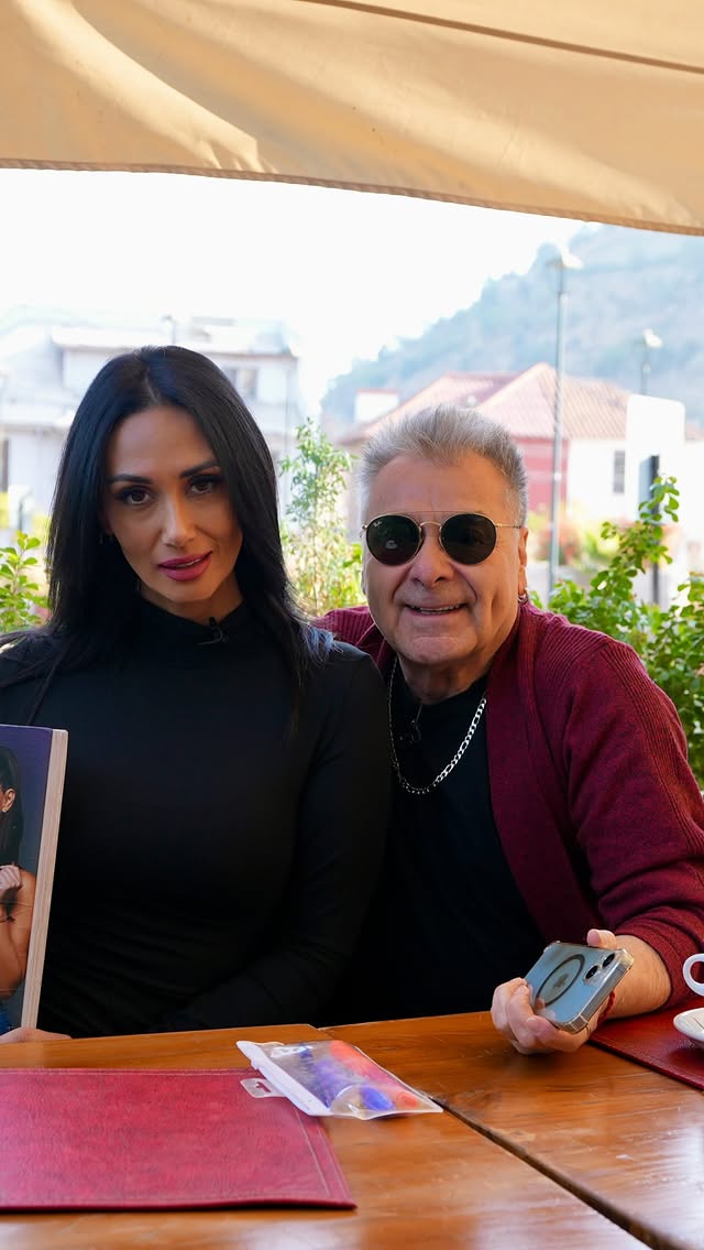 Peopleeeee! Hoy a las 20:00hrs tenemos nuevo #SinEditar con @oficialpatotorres 🫣 vayan a verlo al canal de YouTube de @oncestream by @pamefieradiaz