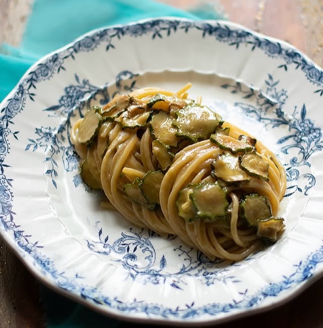 Conoscete gli ✨SPAGHETTI alla NERANO✨? un primo piatto sorprendente della cucina campana! Pochi ingredienti semplici: zucchine dorate, provolone del Monaco e pasta di semola si fondono in un equilibrio perfetto tra dolcezza, sapidità e cremosità. ecco tutto i SEGRETI 🔐 per ottenere la famosa cremina che li ha resi celebri in tutto il mondo!🌍👇La RICETTA la trovate nel mio sito tavolartegusto.it 💻 👉🏿 cliccando link 🔗 blu 💙profilo @tavolartegusto 👉🏿In stories x 24 h 👉🏿 CERCA su GOOGLE🔍 SPAGHETTI alla NERANO di TAVOLARTEGUSTO♥️PROVALI e TAGGAMI👉🏿 #tavolartegusto 👈🏿 entri nelle mie STORIES 📲 by @tavolartegusto