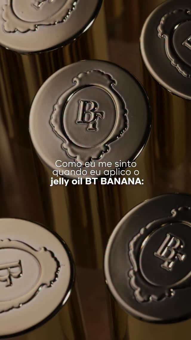 BT Banana Jelly Oil é aquele produto que você passa e quer reaplicar o tempo todo 🍌

A gente criou uma textura inédita em BT, um híbrido entre gloss jelly e óleo labial, que entrega brilho espelhado, conforto extremo e tratamento ao mesmo tempo.

A fórmula é enriquecida com extrato de banana, óleo de coco0, ácido hialurônico e esqualano biomimético, ativos que ajudam a hidratar profundamente, melhorar a maciez dos lábios e manter aquele aspecto saudável e luminoso.

E o cheiro… sério.
Uma banana gourmand sofisticada, cremosa e envolvente, com notas quentes de caramelo e um toque especiado que deixa tudo mais elegante e viciante!
