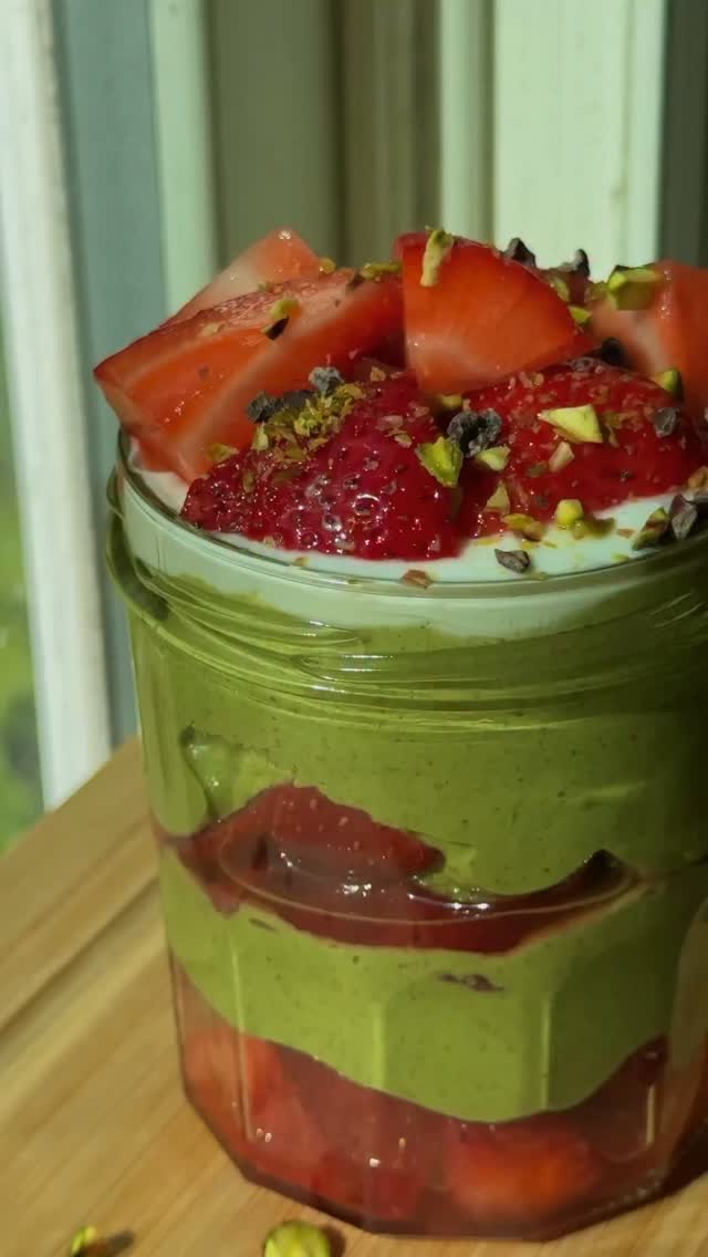 Instant chia pudding (thick & creamy) You can absolutely set this in the fridge overnight if you are prepping breakfasts but I would keep the strawberries separate and add them when ready to eat. Recipe below!Chia pudding:-1 banana -3/4 cup plain Greek yogurt -2 tbsp pistachios -2 tbsp chia seeds -1 tsp vanilla extract -pinch of salt -1 tsp matcha powder (optional)-optional toppings: dollop of Greek yogurt, chopped pistachios & cacao nibs Strawberries:-5 strawberries, sliced (or fruit of your choice)-1 tbsp lemon juice -1 tsp sweetener of choice 1. Blend all pudding ingredients until thick and smooth. Set in the fridge while you prepare the strawberries. 2. Add all strawberry ingredients to a bowl and mix. Let sit for 5 min to release the juices 3. Layer the pudding with the strawberries. I added a dollop of Greek yogurt to the top idk why. Sprinkled with chopped pistachios and cacao nibs. Enjoy! #chiaseeds #chiapudding #healthybreakfast #fiber #pistachio by @zmargotz