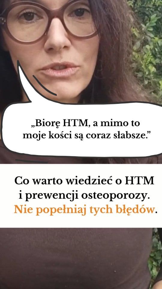 Hormonalna terapia menopauzy (HTM aka HTZ) rzeczywiście może ograniczać UTRATĘ gęstości kości wynikającą z niedoboru estrogenów, ale nie zastępuje pozostałych czynników niezbędnych do utrzymania ich w zdrowiu.🍀HTM często jest przedstawiana jako narzędzie, które może zabezpieczyć kości przed osteoporozą. To błędne podejście przede wszystkim dlatego, że biologia kości jest znacznie bardziej złożona. „Mówili, że HTM pomaga na kości a ja po kolejnej DEXA widzę znowu spadek gęstości kości” – i ja się nie dziwię, że jest taki wynik, jeśli oprócz HTM nie zatroszczono się o nic innego, co jest ważne, aby uciec osteoporozie.🍀Wapń jest podstawowym składnikiem mineralnym kości. Jeżeli w diecie jest go za mało (celuj w 1000-1200 mg) organizm utrzymuje stężenie wapnia we krwi kosztem kości, nasila się utrata tkanki kostnej.HTM nie rozwiązuje problemu niedoboru wapnia.🍀Białko – przy jego niedoborze spada aktywność osteoblastów (kościotworzenie), pogarsza się jakość tkanki kostnej, maleje masa mięśniowa, brakuje aminokwasów do budowy kolagenu. Celuj w min. 1,2 g -1,5 g białka na kg. masy ciała.HTM tego nie wyrówna.🍀Magnez jest niezbędny do prawidłowej mineralizacji kości, bez niego „nie działa” wit. DPrzewlekłe niedobory magnezu pogorszą stan kości nawet przy prawidłowym poziomie estrogenów.🍀Witamina D – bez jej optymalnego poziomu znacząco zmniejsza się wchłanianie wapnia.HTM nie zastępuje działania witaminy D.🍀Trening oporowy/siłowy zwiększając obciążenie kości stymuluje kościotworzenie, poprawia siłę mięśni i równowagę, zmniejsza ryzyko upadków.HTM tego nie robi.Prewencja i leczenie z osteoporozy to nawet nie gra zespołowa, to taniec synchroniczny. Wszystko jest ważne jednocześnie. HTM to tylko jeden z elementów. Ważny i pomocny, ale nie polegaj wyłącznie na nim. Bądź kobietą bez osteoporozy.▶️ Jadłospisy dostępne na www.dietapo40.pl/sklep są skomponowane tak aby od strony dietetycznej zadbać o wszystko co jest potrzebne kościom dojrzałej kobiety.▶️Osteoporozie poświęcam dużo miejsca w swoje by @dietapo40.menopauza