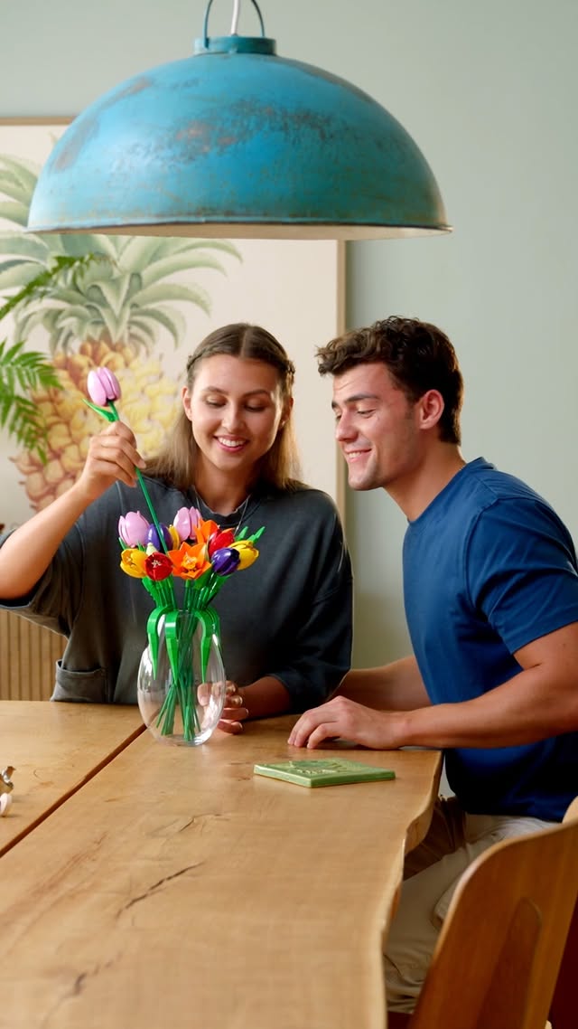 Flores que duram muito mais que uma data especial. 🌷✨O Buquê de Tulipas da Coleção Botânica LEGO® é uma forma criativa, delicada e cheia de significado para surpreender no Dia dos Namorados.Perfeito para montar a dois, decorar o ambiente e guardar uma lembrança que não murcha com o tempo. 💛Neste Dia dos Namorados, presenteie com carinho, criatividade e um toque de cor.Um presente para montar, encantar e eternizar. 🌷#LEGO #LEGOBotanicals #DiaDosNamorados by @legostoresbr