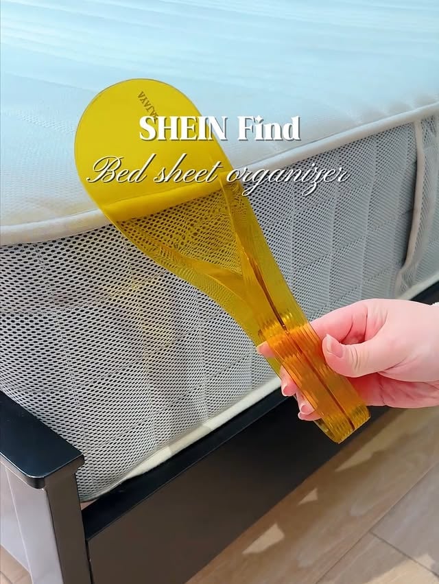 Mai più fatica con le lenzuola: questo tool ti semplifica il cambio letto rendendolo veloce, pulito e super comodo 🛏️✨🔎 158638442#SHEINItaly #SHEINhome #SHEINsaveinstyle by @shein_it