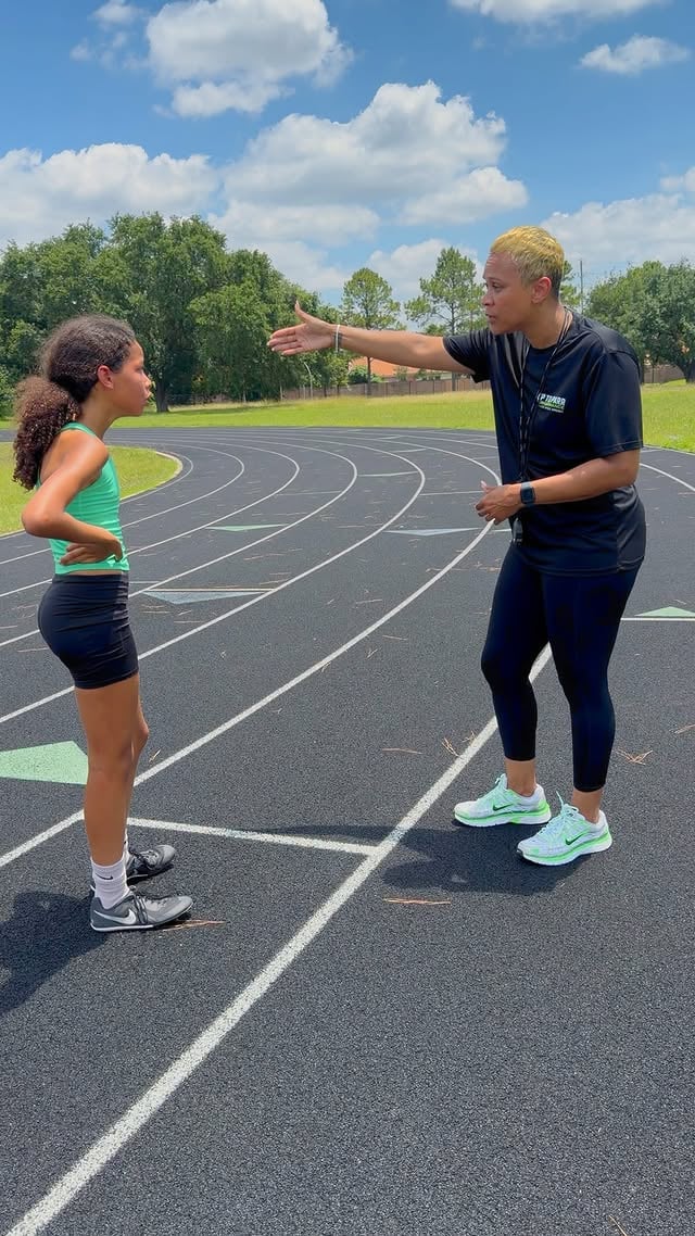 Her mother brought her to me all the way from Arizona because she’s been struggling mentally as an athlete. She said she never knows which Lana is going to show up. She has so much talent and potential but she mentally checks out when things aren’t perfect. For three days, we worked on breaking that cycle. Helping athletes become mentally tougher is what I do! The goal here was to make a certain time and if you didn’t hit the time, that rep didn’t count and you had to do it again! Let’s just say it was a long training session. Stay tuned for part two! Join my online community “The Dawg Factory” today and let’s work on getting your athlete mentally tougher. (Link in bio to join). Comment the word TRAIN to work with me in Houston or virtually from anywhere! by @getuptoparr