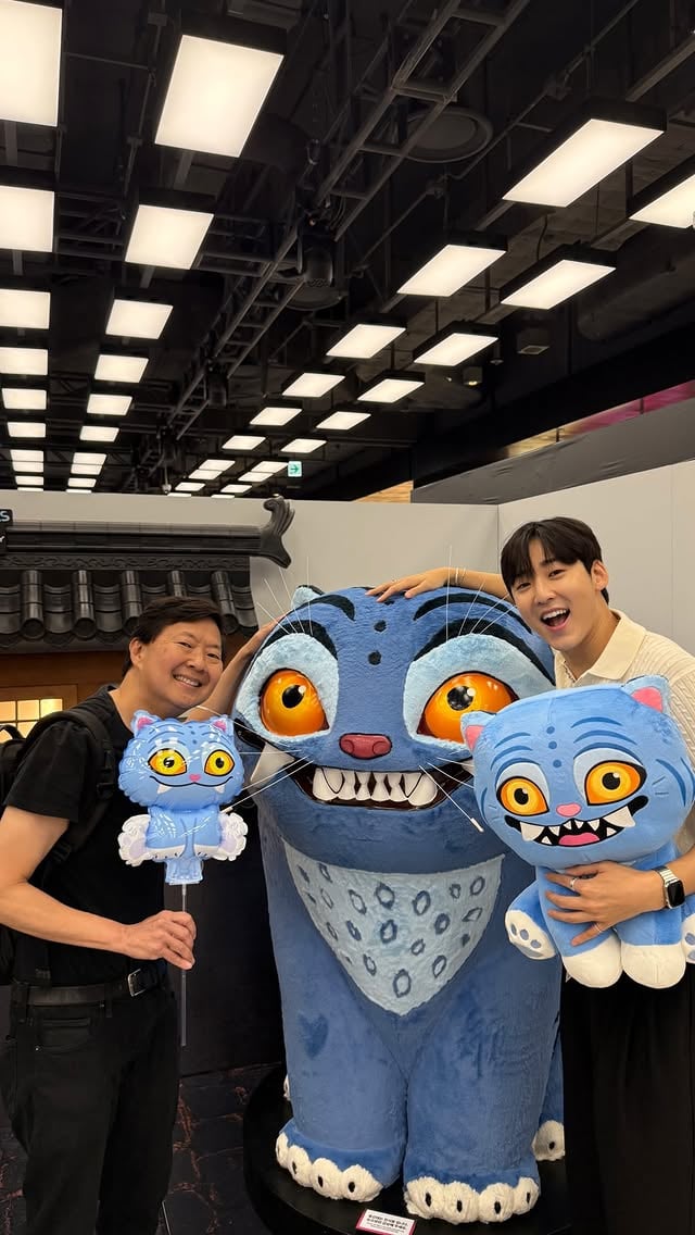 MYSTERY AND BOBBY MEET UP IN SEOUL!🇰🇷😈For the FANNNNSSS!! Celebrating our one year anniversary at the @kpopdemonhuntersnetflix Pop-Up Store!🥳 @kenjeong @netflix @sonyanimation @bstage.in by @kenjeong