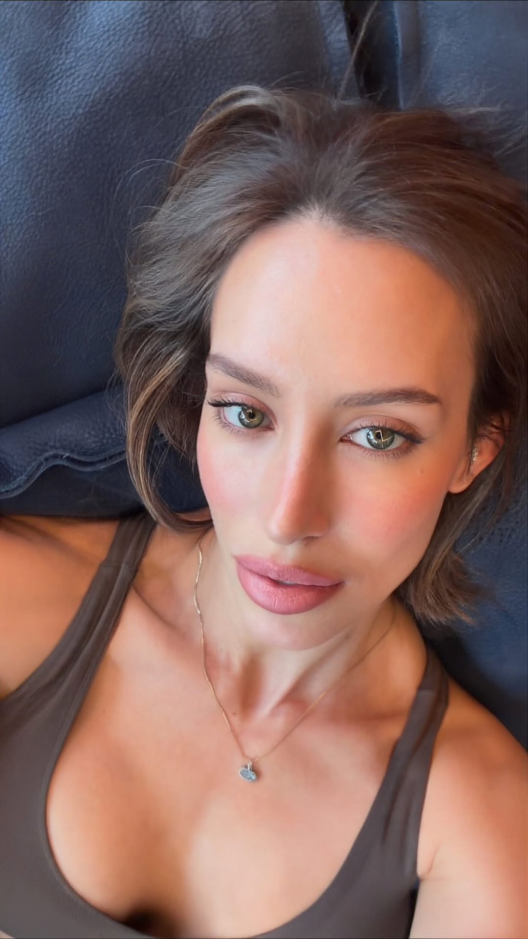 Мой любимы glow skin make up 

Перед нанесением макияжа хорошо увлажняю кожу PDRN Capsule Cream @vtcosmetics_cis 
Консилер Haus labs @hauslabs 
Глаза Mac coffee @maccosmetics 
Губы Mac stripdown 
Брови Vivienne sabo 07 @viviennesabo.official 
Румяна Charlotte Tilbury pillow talk 
Тушь Wake up forever black @makeupforever 
Хайлайтер Benefit High dream 
Для сияния кожи использую Мист VT PDRN Glow Ampule @vtcosmetics_cis