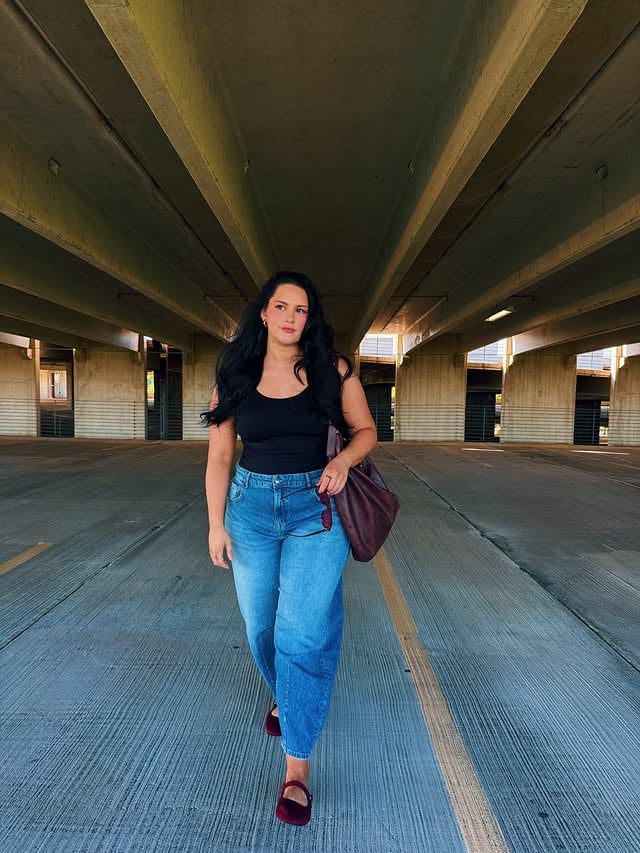Need a leg up on your denim shopping? 👖 @lindseyjpressley breaks it down with a few jean styles she’s excited to wear this summer ❤️ by @torrid