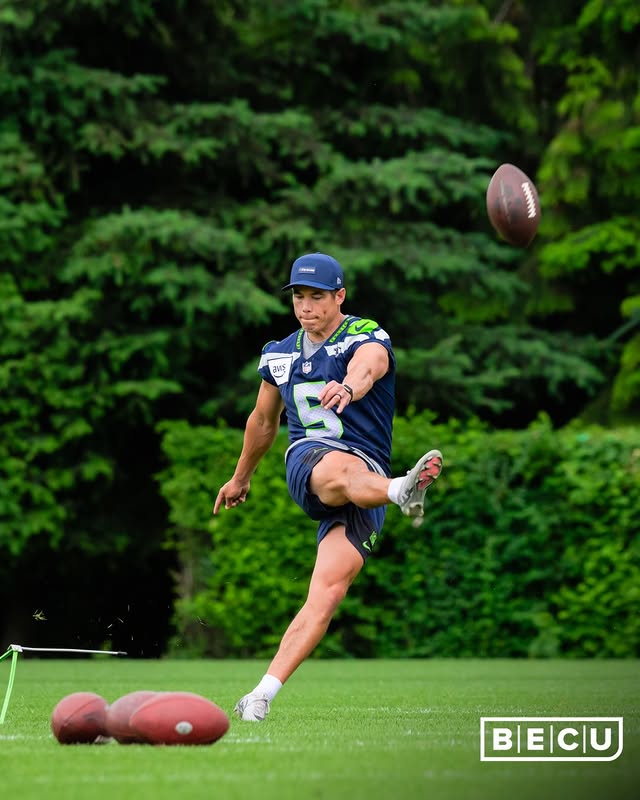 Stacking reps. by @seahawks