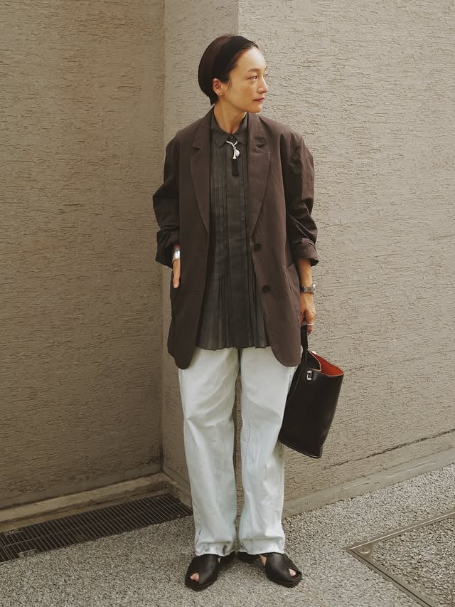 夏のシャツ好きなんですよねー。レストランとかホテルとか、ちょっとだけ良いところに行く時にちょうど良い。@calmer__official って素材も素晴らしいのに家で洗えて最高！しかも日本製🧵このプリーツシャツ、出してきても上にベスト重ねても、インしても良い感じ。洗練されたものづくりしてて、好きなブランドです。shirt & pants @calmer__official necklace @r.alagan shoes @lemaire by @miyare38