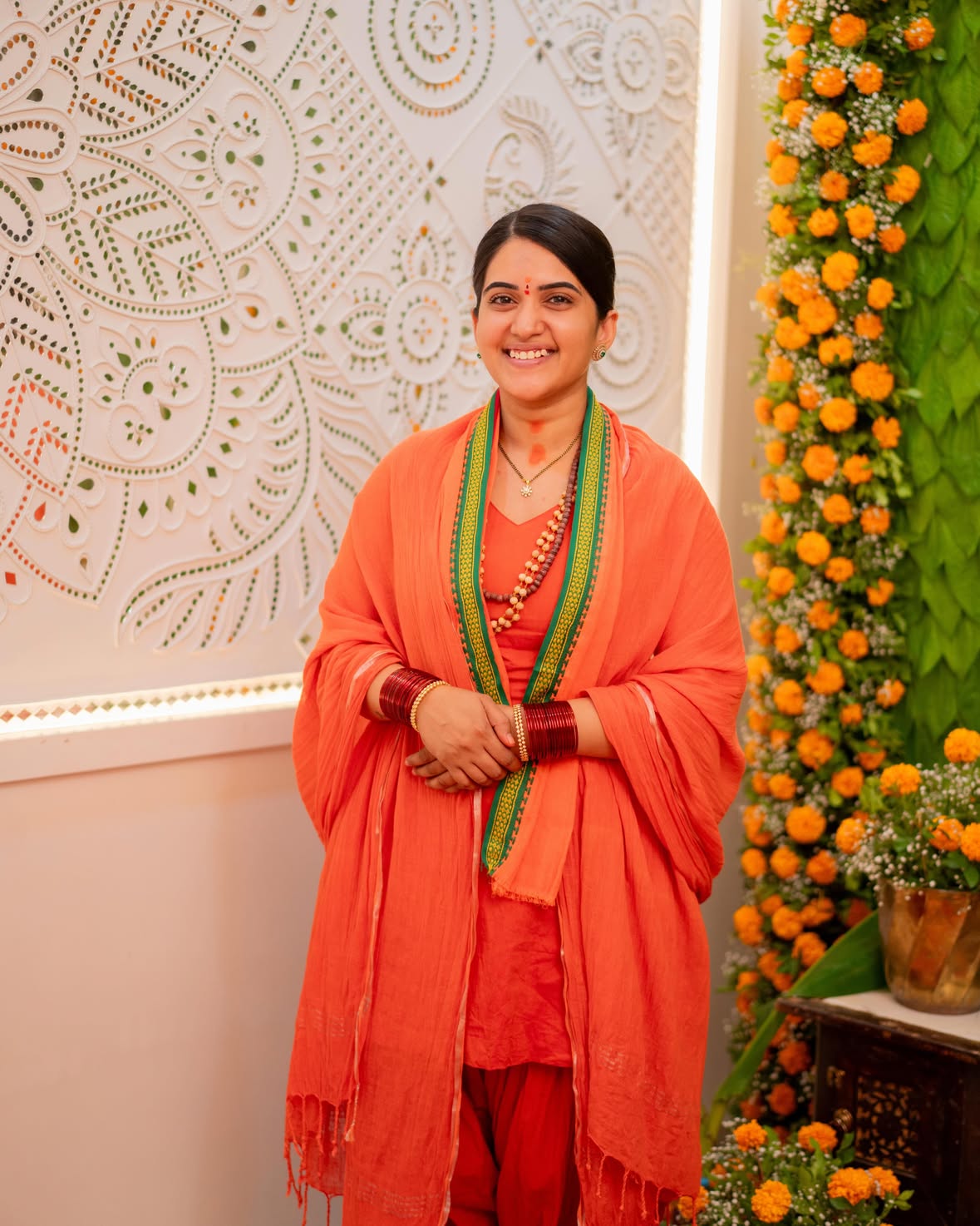 నేను నమ్మిన నా హనుమంతుడు కొరకై🥹

ప్రతి ఇంట్లో ఆ ఆంజనేయుడి ఆశీస్సులు కురవాలి✨

Grateful for moments like these that feel like pure divinity 🌺🙏

Beautiful decor by: @taraevents_ 

#anchorsravanthi #jaishreeram🚩 #jaihanuman #hanumanchalisa #divinity