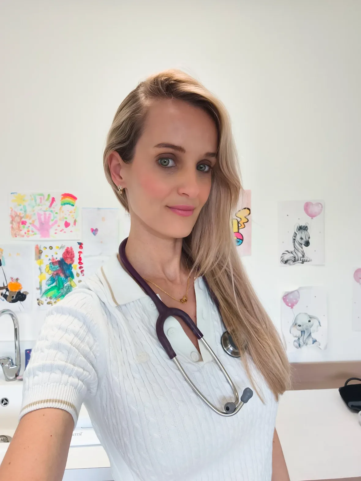 Certains patients ne s'en rendent peut-être pas compte, mais leurs mots comptent.
Un merci.

Une attention.

Une phrase bienveillante.

Dans nos journées parfois chargées, cela peut faire beaucoup plus de bien qu'ils ne l'imaginent.

La médecine est faite de diagnostics, de traitements et de consultations.

Mais elle est aussi faite de rencontres humaines.

Et aujourd'hui, j'avais envie de remercier tous les patients qui apportent un peu de lumière dans nos journées. 🤍🩺

Belle soirée ✨

#medecingeneraliste 
#médecin 
#medecine 
#docteur 
#doctor