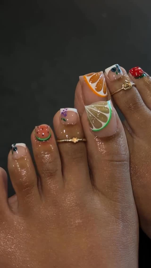 Yummy Toes 🍉🍊🍇🍎🫐🍋🍋‍🟩Hand painted fresh fruit pedi with the matching set—what’s summer without fruit nails ?!Artist: @kayscuticles Where nail lovers link up 💅🏾 #thenailconnection #fruitnails #pedicure #nailinspo #nailsnailsnails by @thenailconnection