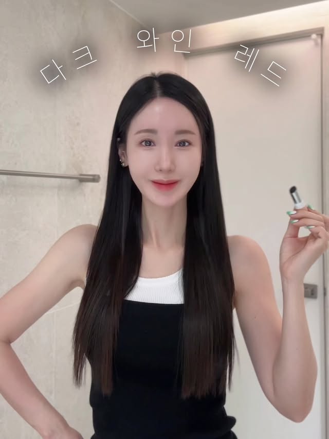 말 좀 많이 했다하면 지워지고커피마시면 지워지고밥 먹으면 지워지고너무 더운 여름엔 립 덧바르기 조차도 싫죠근데 바를때 세상 시원🧊 립온도 내려주고과하지않은 멀멀한 수채화 발색에유지력까지 좋은 틴트 여기있답니다+🍯 드로에뚜 오래 가는 팁 🍯여러번 레이어드해서 문질문질(촉감 너무 좋음)해주시고가지고 계신 립펜슬로 스머징 샤샤샥! 끝!!!✔️2개, 4개, 6개,8개 단위로 골라 담으세요✔️개당 1만원대로 모십니다!!--☾.˖촉촉한 질감! 바를수록 기분 좋아지는 워터젤 틴트가볍고 수분감 넘치는 제형입술에 부드럽게 밀착되어 끈적임✖️☾.˖탁월한 지속력입술 위 발색된 컬러가 오래 유지되어자주 덧바를 필요없이 생기있는 입술컬러 유지☾.˖6개의 다양한 컬러 구성데일리 메이크업부터 특별한 날까지!웜톤, 쿨톤 큰 구분없이 누구에게나 잘 스며드는 컬러감☾.˖입술 보호성분스킨케어 특히 보습성분이 함유되어 촉촉한 입술을 유지☾.˖민감성 피부 테스트즉각적인 보습(수분)개선 및 지속력피부일차자극 임상을 받은 만큼 보습력 좋아요 by @derful_yuri