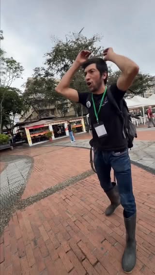 #OPINE 🤔 El creador de contenido Jordan Cruz, denunció en sus redes sociales que fue abordado de manera agresiva por un ciudadano mientras grababa un video en el parque de Armenia. Según el reporte, el motivo del fuerte reclamo fue que el joven vestía la camiseta de la Selección Colombia durante la filmación.

📹 [ @_jordancruz ]