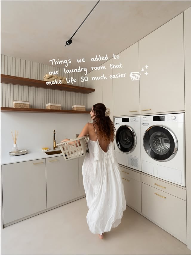 🇬🇧 The hardest-working room in our home has officially been revealed: our laundry room! 😅🧺 We carefully planned every detail to make this space as practical as possible: plenty of storage, natural light, a utility sink, raised appliances for extra comfort, and an outdoor drying courtyard to let our clothes dry in the sun… And because it’s the little details that make all the difference, we also chose solutions that simplify our daily routine, like the AutoDos system from Miele, which automatically dispenses the right amount of detergent, and the fragrance system in the dryer, so our clothes always come out smelling exactly the way we like them. 🌸 What’s the one feature you couldn’t live without in your dream laundry room? 🤍 🇵🇹 Está oficialmente revelada a divisão mais trabalhadora cá da casa: a nossa lavandaria! 😅🧺 Pensámos cada detalhe para tornar esta divisão o mais prática possível: muita arrumação, luz natural, tanque de apoio, máquinas elevadas para maior conforto, pátio exterior para colocar a roupa a secar ao sol… E porque os pequenos detalhes fazem toda a diferença, escolhemos também soluções que simplificam a rotina, como o sistema AutoDos da Miele, que doseia automaticamente o detergente, e o sistema de fragrâncias da máquina de secar, para que a roupa saia sempre com o aroma que mais gostamos 🌸 Qual é a funcionalidade que não poderia faltar na vossa lavandaria de sonho? 🤍 by @explorerssaurus_