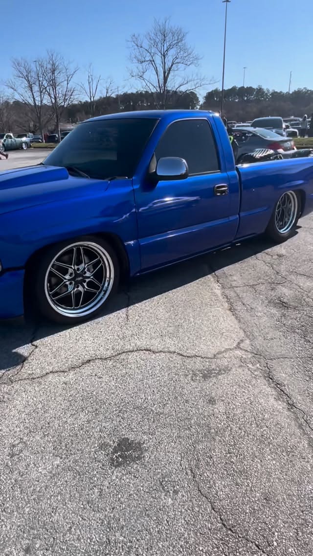 Man who doesn’t love a lowered big wheel/tire street truck!! #tailgatetuesday #loweredtrucks #rcsb #sporttruck #truck @caffeineandoctane @caffeineandoctaneatl by @racepartsolutionswade