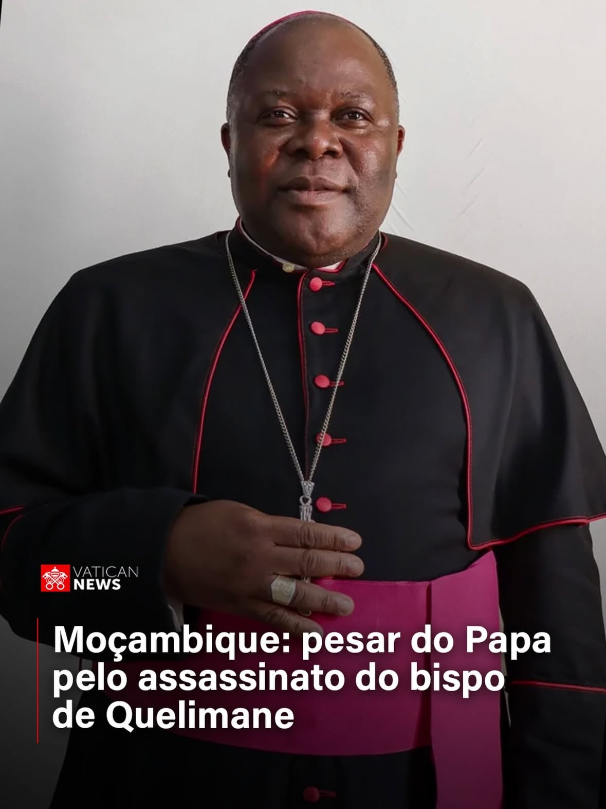 “O Papa Leão XIV tomou conhecimento com pesar do grave ato de violência que causou a morte de Sua Excelência, dom Osório Citora Afonso, bispo de Quelimane e Administrador Apostólico de Beira, e une-se em oração ao povo da diocese e de Moçambique neste momento de desorientação, para que o Senhor lhes conceda consolo, para que guarde em seu amor cada homem e cada mulher e detenha a mão dos violentos”. 

Assim, através do canal Telegram da Sala de Imprensa da Santa Sé, o diretor Matteo Bruni transmitiu ao mundo a consternação do Pontífice, em viagem apostólica na Espanha, pelo assassinato do prelado encontrado morto neste sábado (06/06) nas instalações da residência episcopal de Quelimane.

Segundo informações divulgadas em uma coletiva de imprensa pelos responsáveis pelo Serviço Nacional de Investigação Criminal, o bispo teria sido atingido por vários tiros disparados na região do peito e do coração, que não lhe deixaram nenhuma chance de sobrevivência. Ainda são desconhecidas as causas desse terrível crime, sobre as quais os investigadores estão começando a investigar.

A dor pela trágica morte foi expressada, em nome de toda a Igreja local, também por dom Inácio Saúre, arcebispo de Nampula e presidente da Conferência Episcopal de Moçambique, que, em um comunicado oficial, fez um apelo, neste momento tão difícil, “à fé e à solidariedade fraterna”.

Dom Citora Afonso, que atualmente ocupava o cargo de secretário-geral da Conferência Episcopal, foi também oficial do Dicastério para a Evangelização, Seção para a Primeira Evangelização e as novas Igrejas particulares, no período compreendido entre 2017 e 2023.

Profunda dor e pesar foram expressados pelo presidente da República de Moçambique, Daniel Francisco Chapo, que quis destacar que “a morte do prelado representa uma perda irreparável não só para toda a comunidade cristã, mas também para toda a sociedade moçambicana”.
.
.
#papaleãoxiv #moçambique #vaticannewspt