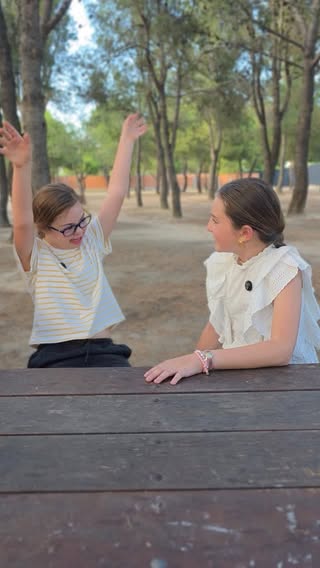 “Voy a aprovechar cada minuto para rezar, estar cerca del Papa y vivir este momento tan especial”.

Así lo cuentan Marieta y Lucía, con la ilusión de quien sabe que está a punto de vivir algo histórico. En familia vamos a  encontrarnos con el Papa y formar parte de un acontecimiento que quedará grabado para siempre en la memoria de tantos españoles, y especialmente de los madrileños.

La alegría de Marieta y Lucía  nos recuerda algo importante: la fe se vive mejor cuando se comparte, cuando salimos de nosotros mismos y abrimos el corazón a los demás.

Por eso, hoy más que nunca, #AlzaLaMirada. Levanta los ojos del móvil, de las prisas y de tus propias preocupaciones. Mira a quien tienes al lado, descubre sus necesidades y atrévete a darte a los demás.

Te animamos a participar en los encuentros y celebraciones con el Papa. Será una oportunidad única para renovar la esperanza, fortalecer la fe y caminar juntos.

#alzalamirada #papa