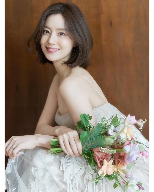 -‏كشفت الممثلة ⁦ #MoonChaeWon⁩ عن لقطات من كواليس جلسة تصوير صور زفافها عبر قناتها على يوتيوب كما أوضحت أنها تتبع حمية غذائية مفاجئة لمدة أسبوع استعداد لزفاف‏ومن المقرر أن تعقد ⁦ #MoonChaeWon⁩ قرانها خلال شهر يونيو على شخص من خارج الوسط الفني وسط تمنيات الجمهور لها بحياة زوجية سعيدة 💍_________________#Kdramastars1_MoonChaeWon...HA by @kdramastars_1