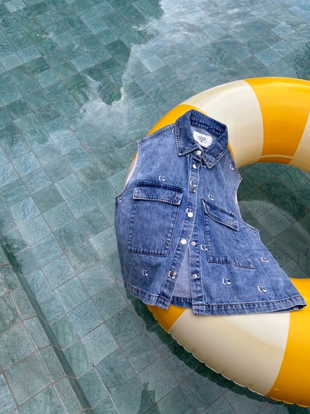 Le denim version été.Notre veste en jean monogrammé révèle toute l’identité du Temps des Cerises : l’authenticité du denim, le détail du monogramme brodé et cet esprit solaire qui traverse chaque collection.Veste en jeans Yani.Denim for summer.This monogrammed denim vest embodies everything that defines Temps des Cerises: the authenticity of denim, the intricate embroidered monogram, and that sunny spirit that runs through every collection.#letempsdescerisesjeans by @letempsdescerisesjeans
