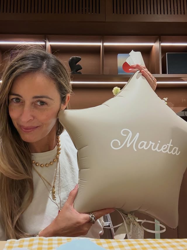 Ya recuperada de mi intoxicación , me he vestido de color mejillón picante y me he ido a un planazo. Me relaja hacer cosas, manualidades y cosas así.Me ha encantado conocer la marca @ohyeah_party , tienen accesorios para decorar eventos que le encantarían a mi hermana @wedbazaar_eventos . Monerías.Y encima @thehoffbrand me ha regalado las zapatillas del verano que, como no podía ser de otra manera me hacían juego con mi look, como el baño. Siempre me pasa, voy a juego con todo. Son zapas mega cómodas y fresquitas. Perfectas para turistear, por ejemplo.Y resulta que justo al lado estaba una de mis tiendas de joyitas favoritas de Madrid, @tucielitolindo . Si os gustan las medallitas está es vuestra tienda. Calidad y variedad. Y chimpún. Miércoles finalizado.🙃#publi #regalo by @sramariaamores