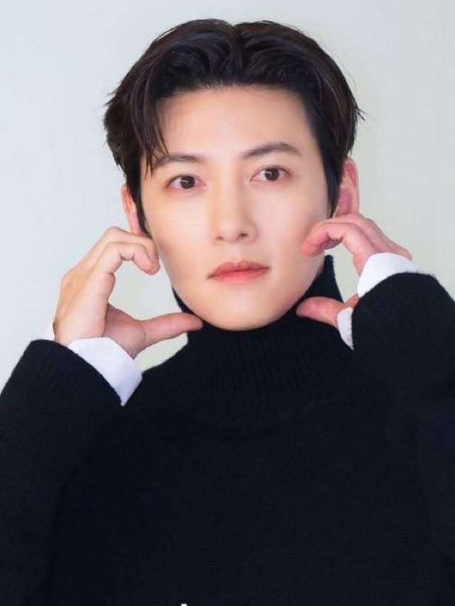 -أصدرت وكالة #JiChangWook بيانًا رسميًا أكدت فيه أنه لم يكن هناك أي إخفاء متعمد للدخل أو تهرب ضريبي. وأوضحت أنه خلال التحقيق الضريبي، قامت الشركة بتقديم جميع المستندات ذات الصلة بشفافية وتعاونت بشكل كامل مع الجهات المختصة.وأضافت الوكالة أن القضية تعود إلى اختلاف في وجهات النظر مع السلطات الضريبية بشأن تفسير وتطبيق القوانين الضريبية، وتحديد ما إذا كانت الإيرادات الناتجة عن الأنشطة الفنية للممثل تُحتسب كدخل فردي أم كدخل تابع للشركة.كما جاء في البيان: “نحترم نتائج تحقيق مصلحة الضرائب الوطنية، ونعتزم سداد الغرامات المفروضة دون أي تأخير.”___________________#Kdramastars1_JiChangWook...HA by @kdramastars_1