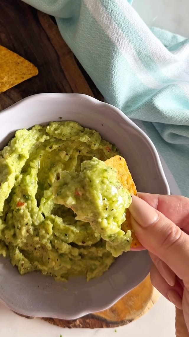 ESTATE è ✨GUACAMOLE✨🥑💚la salsa messicana 🇲🇽 a base di AVOCADO . Si fa senza cottura, in pochi minuti e con 2 regole il risultato sarà PERFETTO! Otterrete la tipica consistenza MORBIDA e granulosa, sapore FRESCO, leggermente pungente 😋 per APERITIVI, Accompagnare, farcire!👇🏿La RICETTA la trovate nel mio sito tavolartegusto.it 💻 👉🏿 cliccando link 🔗 blu 💙profilo @tavolartegusto 👉🏿In stories x 24 h 👉🏿 CERCA su GOOGLE🔍 GUACAMOLE di TAVOLARTEGUSTO♥️PROVALO e TAGGAMI👉🏿 #tavolartegusto 👈🏿 entri nelle mie STORIES 📲#guacamole #avocado #salsaguacamole by @tavolartegusto