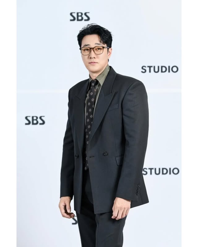 -‏بعد غياب دام 13 عامًا عن دراما SBS منذ مشاركته في ⁦ #MastersSun⁩ يعود ⁦ #SoJiSub⁩ خلال الدراما الجديدة ⁦ #AgentKimReactivated⁩‏وتُعد ⁦ #AgentKimReactivated⁩ واحدة من أبرز الأعمال المنتظرة ضمن قائمة دراما SBS القادمة. 🎬✨ ‏وخلال فعالية “SBS Drama Media Day: NEXT EPISODE”، عبّر سو جي سوب عن سعادته بالعودة إلى القناة، قائلًا:‏“لقد بدأت مسيرتي الفنية في SBS، لذلك أشعر وكأنني عدت إلى مسقط رأسي. ورغم مرور وقت طويل منذ آخر عمل لي هنا، فقد تم التصوير في أجواء دافئة ومريحة للغاية.”__________________#Kdramastars1_AgentKimReactivated...HA by @kdramastars_1